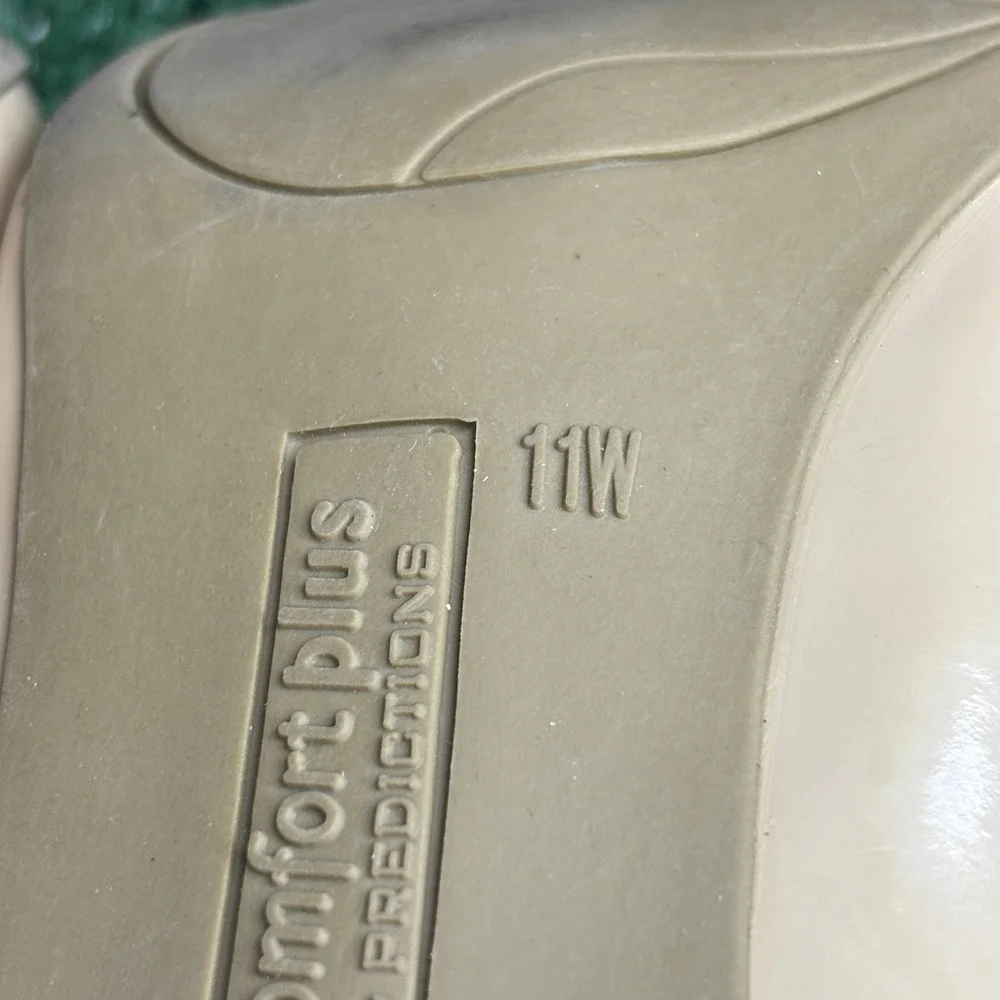 Comfort Plus Predictions Pointed Patent Faux Leather Pumps Beige Womens 11 Wide